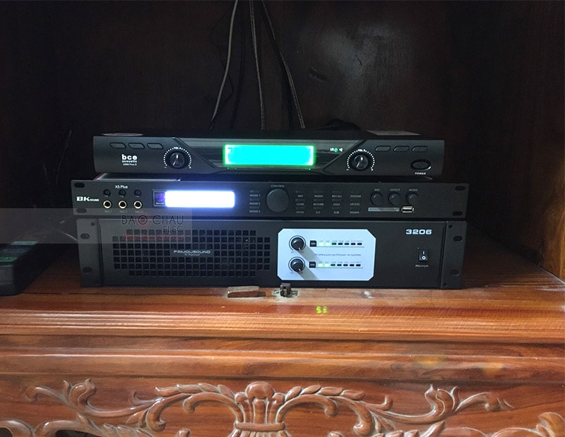 Cục đẩy 2 kênh Famousound 3206 kết hợp với vang số BK sound X5 plus đóng vai trò khuếch đại và xử lý âm thanh ra loa