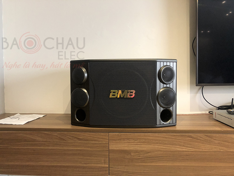 Loa karaoke BMB CSD2000(SE) sở hữu phong cách thiết kế hiện đại, kiểu dáng loa ngang nhỏ gọn, màu sắc sang trọng, dễ dàng hòa hợp vào mọi không gian nội thất