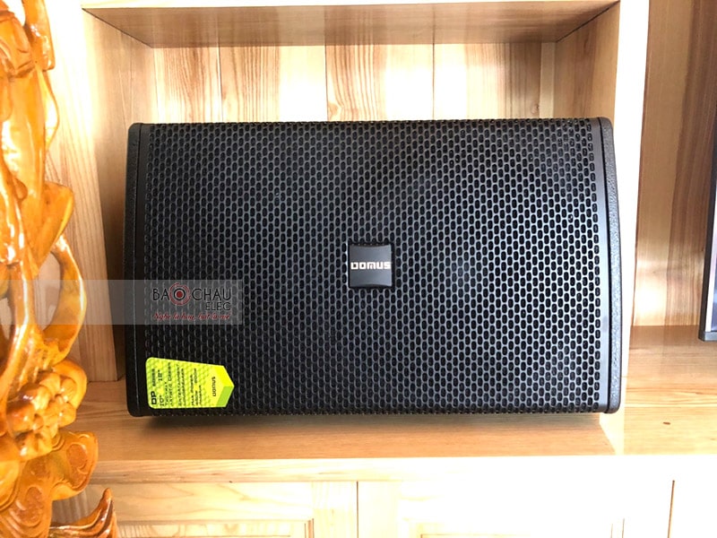 Loa 2 đường tiếng, sử dụng 1 củ bass 30cm và 1 củ treble 3.3cm, hoạt động ở mức công suất 400/ 1400W, cho âm thanh sống động, chân thực và vô cùng chi tiết