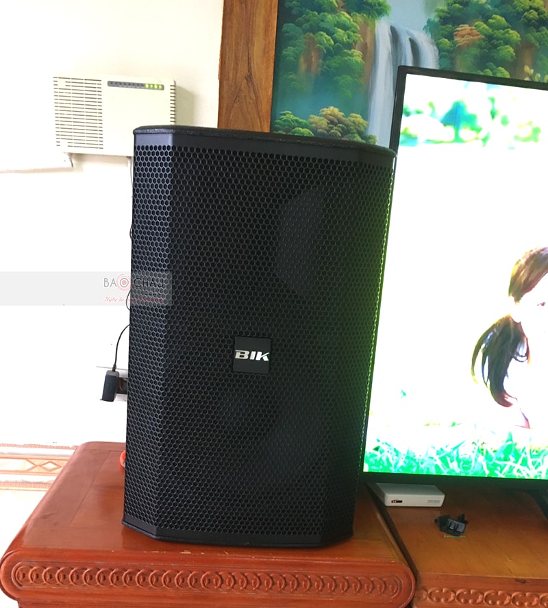 Loa karaoke BIK BSP 412 sở hữu vẻ ngoài bắt mắt, thanh lịch, kích thước không quá lớn nên việc di chuyển và lắp đặt thiết bị được thực hiện dễ dàng, thuận lợi