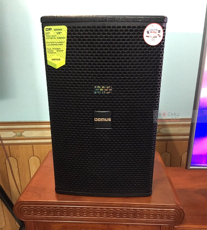 Loa karaoke Domus DP6100 mang dáng đứng hiện đại, thùng loa gỗ MDF cao cấp, phủ ngoài lớp sơn đen nhám nên dễ dàng hòa hợp vào mọi không gian giải trí