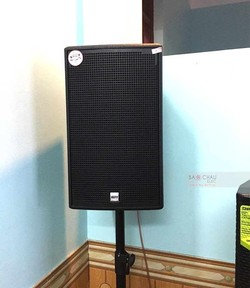 Loa karaoke Alto AT1000 mang vẻ ngoài cuốn hút với các góc cạnh được bo tròn tinh tế, phủ lớp sơn tone đen, nổi bật ở mặt trước là logo Alto mang màu xanh sang trọng