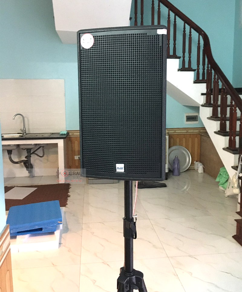 Cấu tạo từ 2 củ loa, trong đó có 1 loa bass 25cm và 1 loa treble 3.8cm cho ra 2 đường tiếng riêng biệt