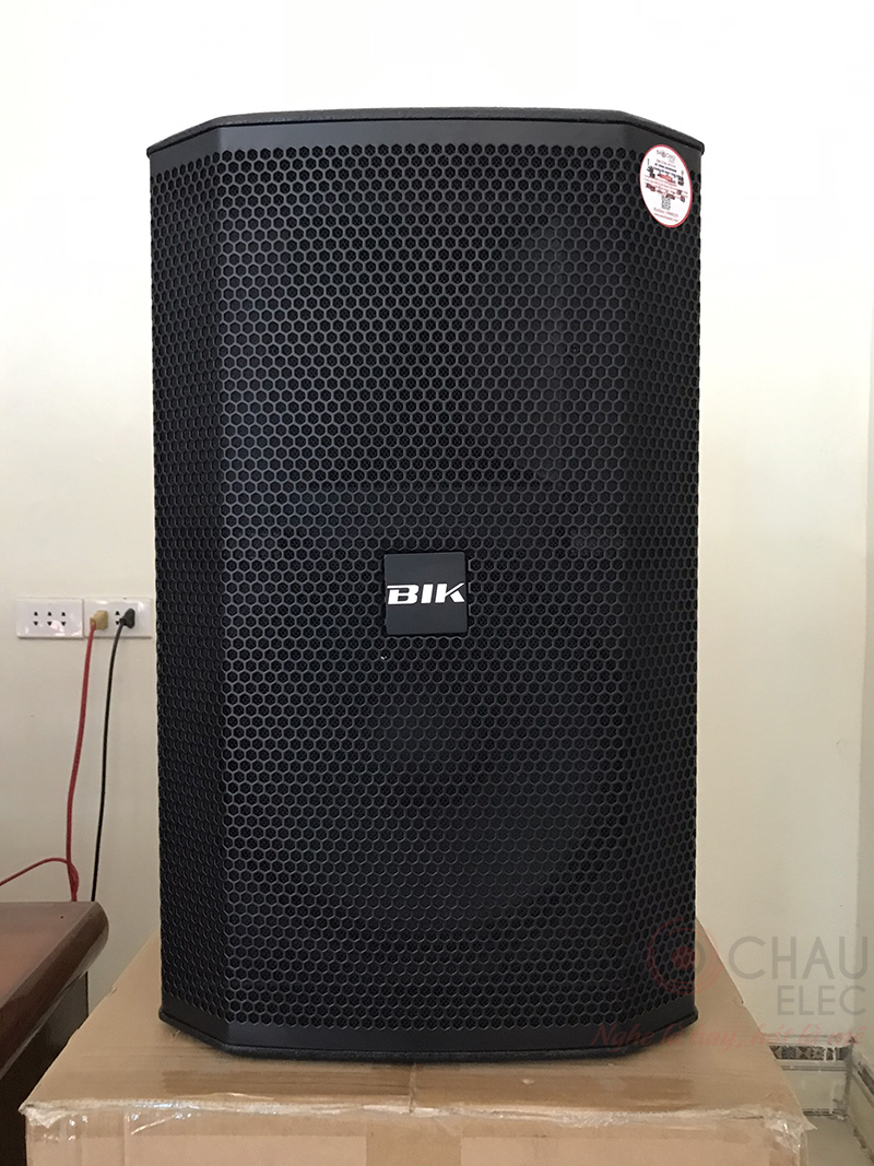 Cấu tạo gồm 1 củ bass 30cm với cuộn coin 7.5cm và 1 củ treble kèn titan coin 4.4cm tái tạo 2 đường tiếng tách bạch nhưng vẫn hòa quyện uyển chuyển, hoạt động ở mức công suất 300/ 1200W, cho âm thanh đầu ra sống động, mạnh mẽ