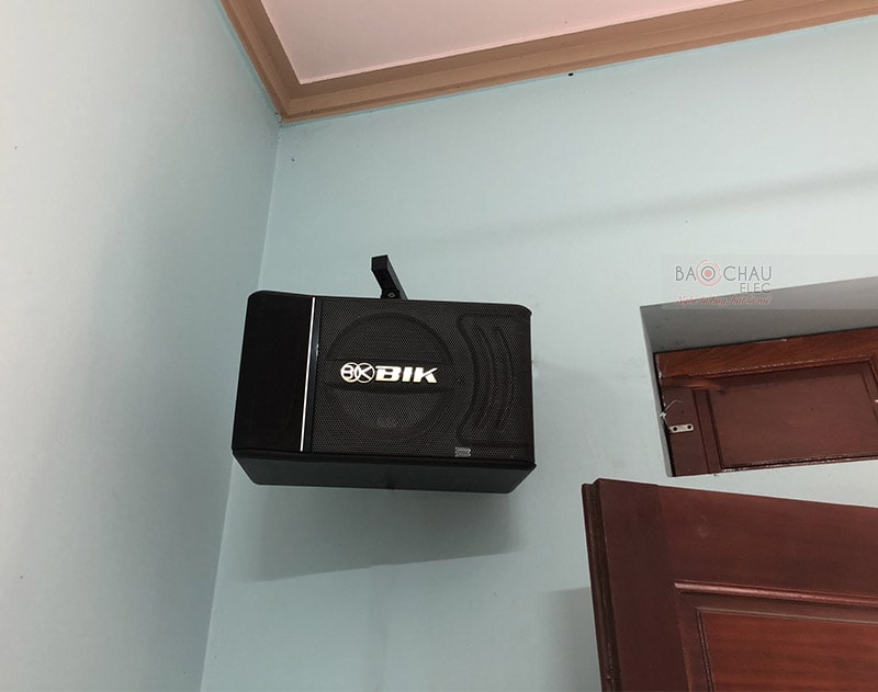 Loa karaoke BIK BJ-S886 được thiết kế theo phong cách hiện đại với các góc cạnh bo tròn mềm mại,vỏ thùng bằng gỗ MDF bọc vylin có khả năng chống thấm nước, chống va đập và trầy xước cực tốt, mang đến sự bền bỉ trong suốt quá trình sử dụng