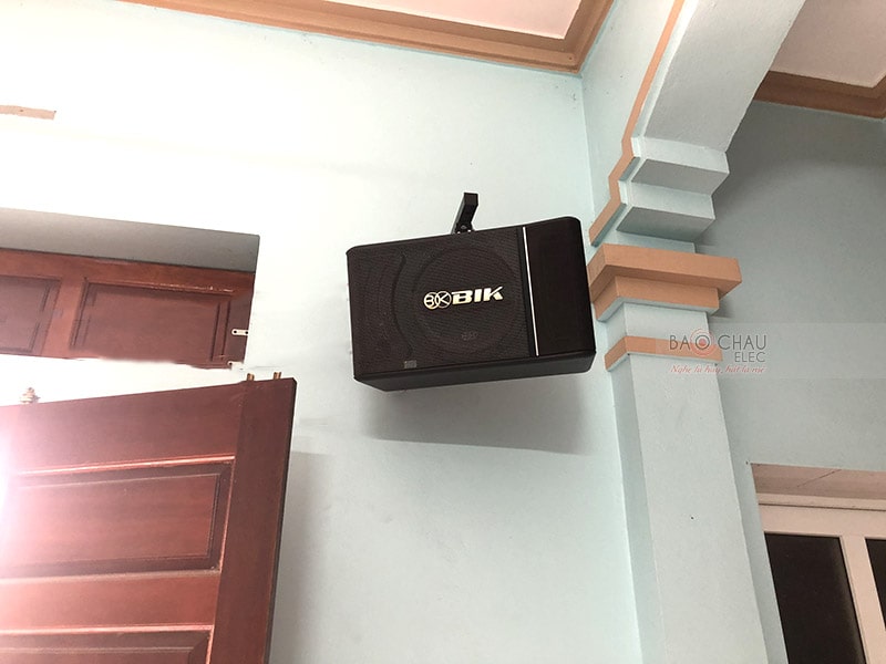 Cấu tạo từ 3 củ loa, trong đó có 1 loa bass 25cm và 2 loa treble 7.7cm cho 2 đường tiếng tách biệt, âm thanh đầu ra căng đầy, phủ đều khắp không gian sử dụng