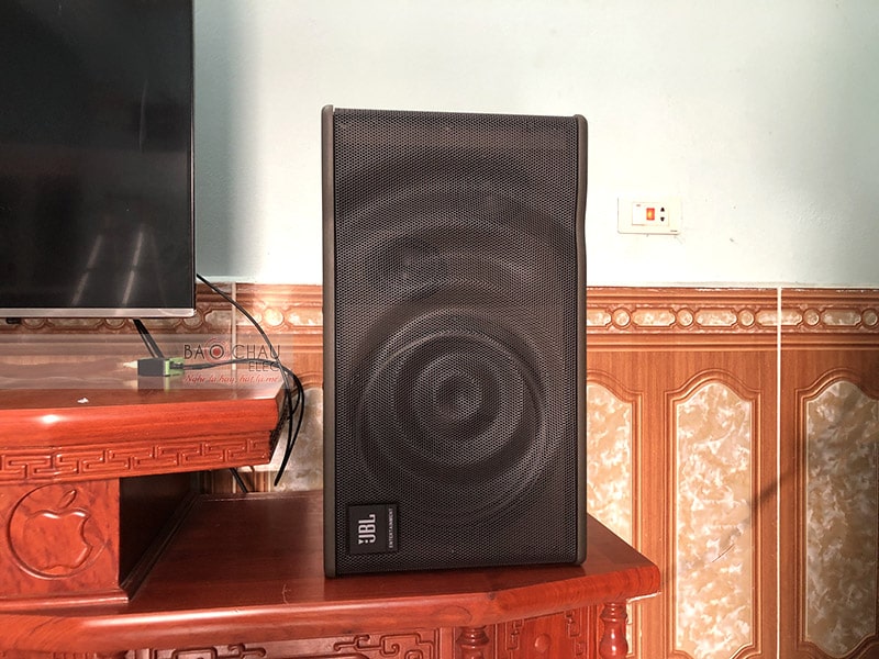 Hệ thống 2 đường tiếng với câu tạo gồm 3 loa, trong đó có 1 loa bass 25cm và 2 loa treble 7.6cm, hoạt động ở mức cống suất 200/ 800W, âm thanh chân thực