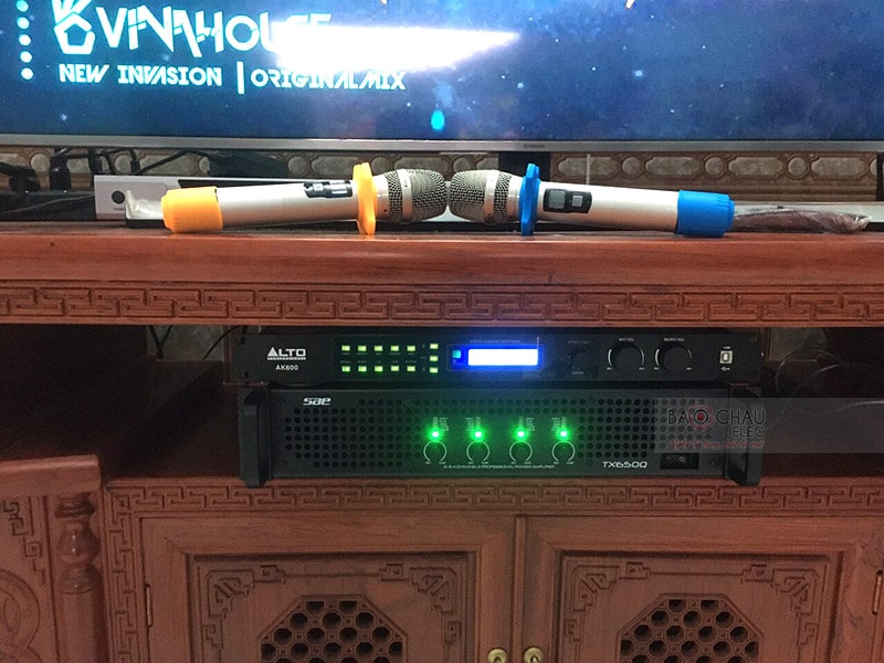 Giữ nhiệm vụ xử lý và khuếch đại âm thanh ra loa hay, hạn chế tối đa tình trạng hú rít là sự kết hợp của cục đẩy 4 kênh SAE TX650Q với vang số Alto AK 600