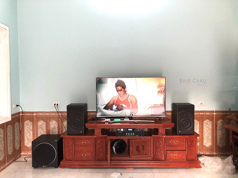 Không gian phòng khách của anh Trường khá rộng nên chúng tôi lắp đặt cặp loa JBL MK10 ở mặt trường và cặp loa BIK BJ-S886 treo tường ở phía sau