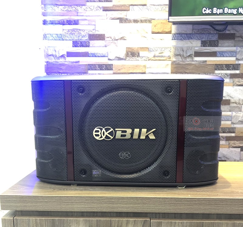 Loa karaoke BIK BS-998NV gây ấn tượng ngay từ cái nhìn đầu tiên bởi thiết kế đẹp mắt, sở hữu kích thước tiêu chuẩn 5 nên sẽ không tốn quá nhiều diện tích bố trí, dễ dàng hòa hợp với không gian nội thất gia đình