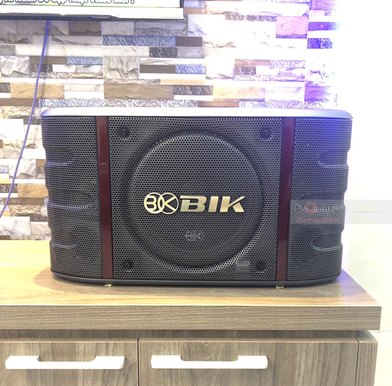 Hệ thống loa 2 đường tiếng, 5 củ loa với bass 25cm, trang bị mức công suất 400/ 1000W giúp tái tạo âm thanh ấn tượng