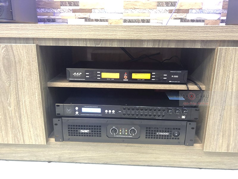 Giữ nhiệm vụ xử lý và khuếch đại tín hiệu âm thanh ra loa cho dàn karaoke này là sự kết hợp hoàn hảo giữa cục đẩy 2 kênh SAE CT6000 với vang số chỉnh cơ Listensound FX-9MK