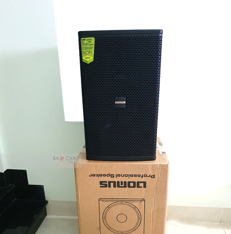 Loa karaoke Domus DP 6120 sở hữu thiết kế độc đáo, thùng loa chế tác từ ván ép, phủ ngoài lớp sơn đen nhám, mặt trước là tấm ê - căng bằng kim loại giúp hạn chế lực tác động, bảo vệ linh kiện bên trong