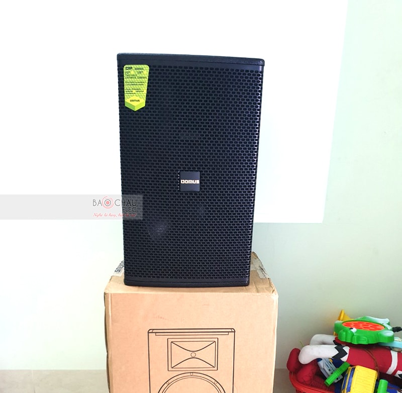 Cấu tạo gồm 2 củ loa, trong đó có 1 loa bass 30cm và 1 loa treble 3.3cm cho ra 2 dải âm thanh riêng biệt với âm trầm mạnh mẽ còn âm cao sáng, mịn không gây cảm giác chói tai rộng khắp không gian sử dụng