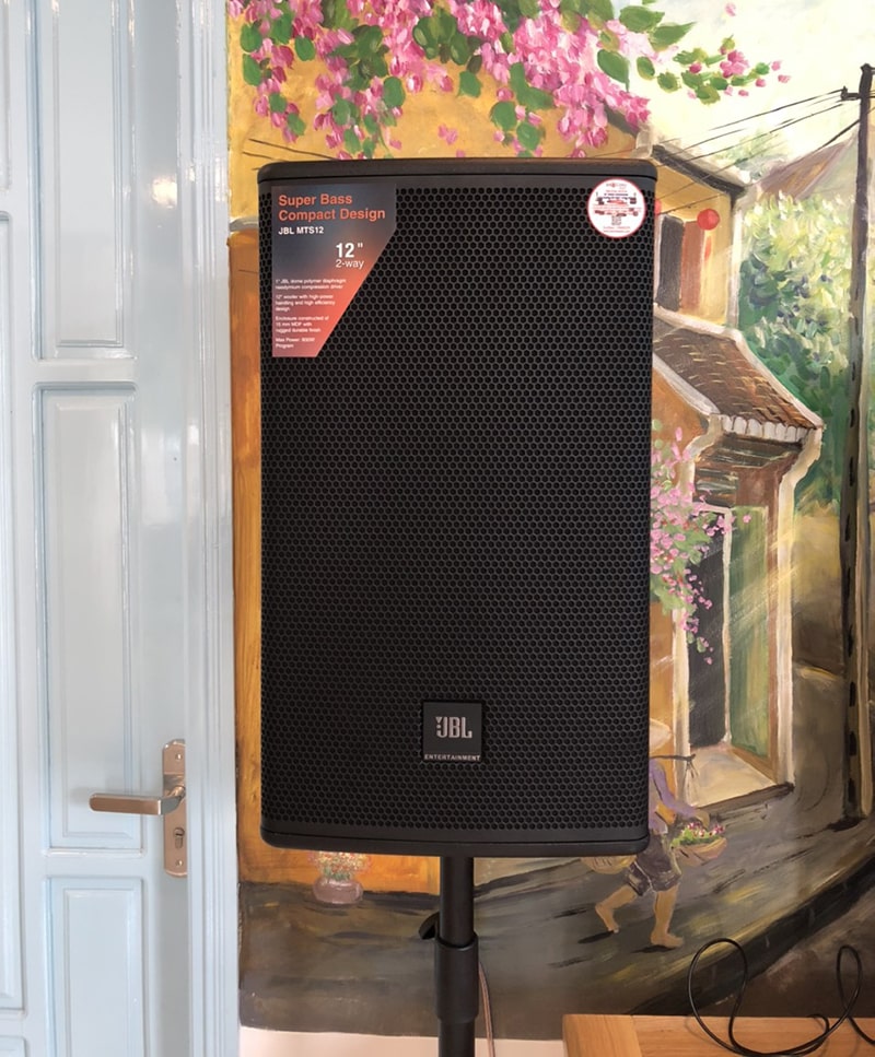 Loa karaoke JBL MTS12 mang dáng đứng hiện đại, toàn bộ hệ thống linh kiện được bao bọc bởi lớp vỏ gỗ MDF kết hợp cùng tấm ê - căng thép vô cùng chắc chắn