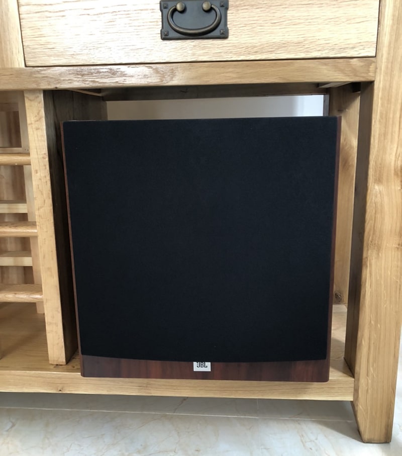 Sub điện JBL STAGE A120P sử dụng củ bass 30cm, mạch Class D với công suất liên tục 250W và cực đại 500W, mang đến âm trầm mạnh mẽ, sâu lắng