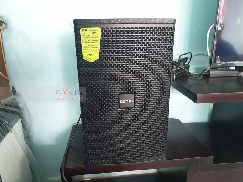 Loa karaoke Domus DP6100 được thiết kế theo phong cách hiện đại, kiểu dáng loa đứng, kích thước tiêu chuẩn, dễ dàng vận chuyển và lắp đặt trong nhiều không gian khác nhau