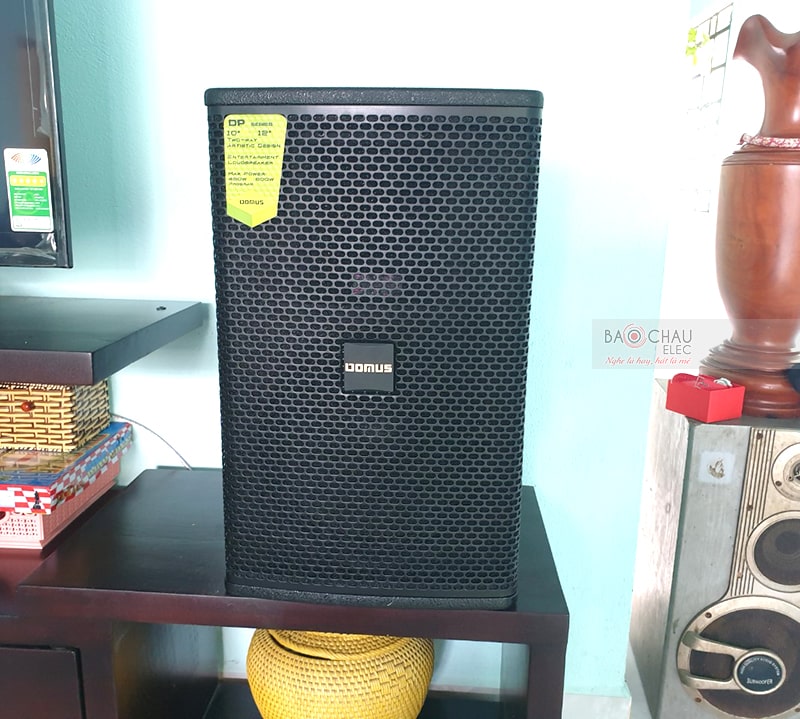 Hệ thống 2 đường tiếng, cấu tạo gồm 2 củ loa, trong đó có 1 củ bass 25cm và 1 củ treble 3.3cm, hoạt động ở mức công suất liên tục 250W và có thể đạt cực đại 1200W cho âm thanh đầu ra cmạnh mẽ, sống động và vô cùng chân thực
