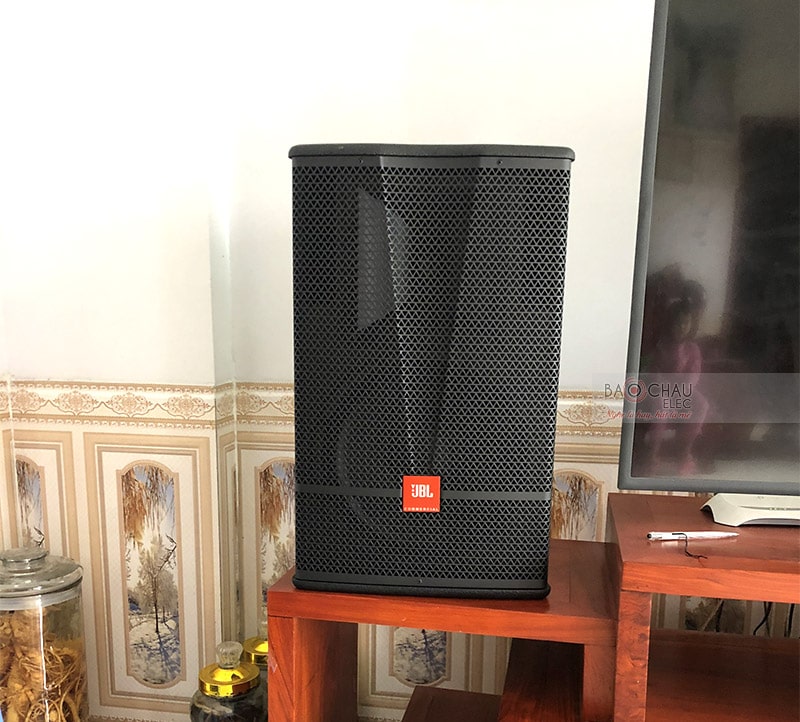 Loa karaoke JBL CV1270 sở hữu vẻ ngoài đẹp mắt, thùng loa dáng đứng đóng từ gỗ MDF cao cấp, phủ sơn đen tôn lên sự sang trọng và tinh tế