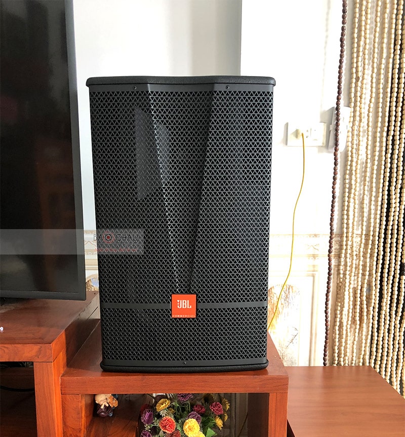 Loa toàn dải 2 đường tiếng, cấu tạo gồm 1 loa bass 30cm và 1 loa treble màng polymer 2414H-C 2.5cm, hoạt động ở mức công suất tối đa 1400W cho âm thanh mạnh mẽ, chân thực