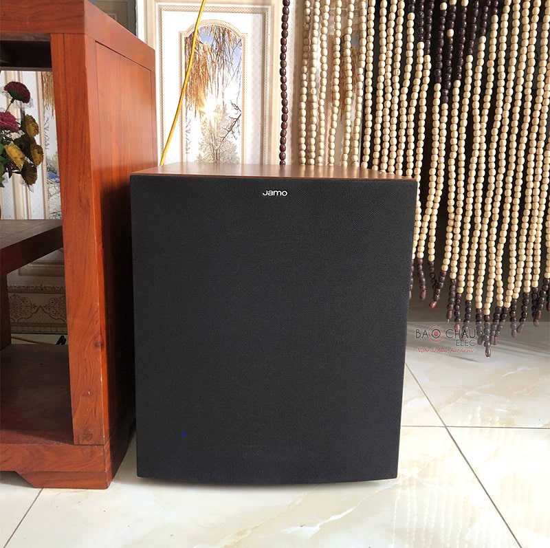 Loa sub Jamo J12 thương hiệu Đan Mạch, trang bị củ bass 30cm, mạch khuếch đại Class D công suất 200/ 400W, phù hợp để hát karaoke và nghe nhạc trong phòng rộng 20 - 30m2