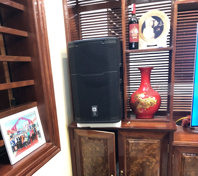 Loa JBL PRX 412M được thiết kế nổi bật, hiện đại với chất liệu gỗ MDF cao cấp của vỏ thùng bên ngoài phủ lớp sơn có thể chống va đập và tác động từ bên ngoài
