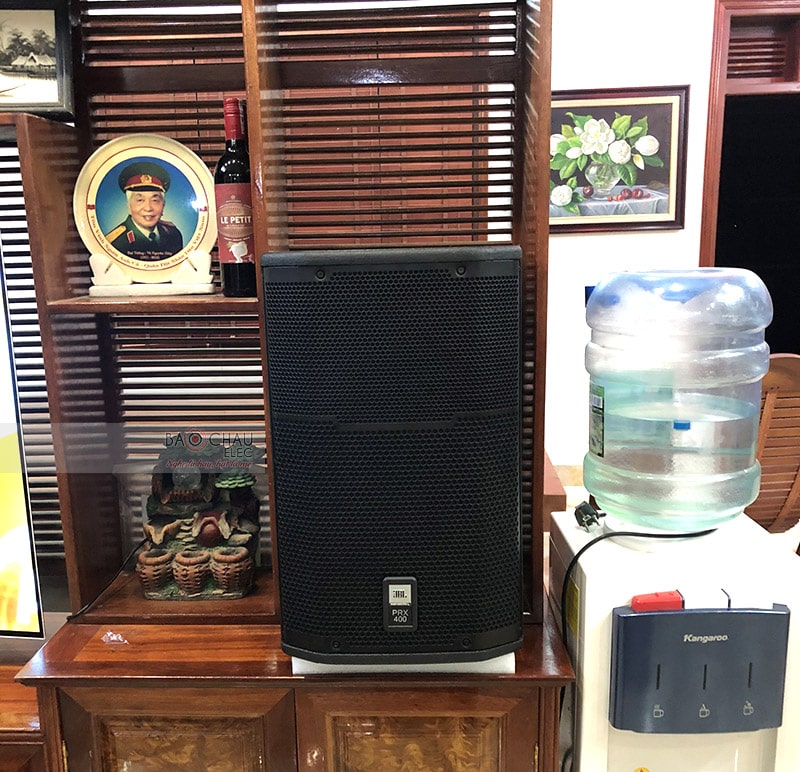 Hệ thống 2 đường tiếng, sử dụng củ bass 30cm cao cấp JBL M112-8 kết hợp cùng củ loa treble JBL 2414H-C 2.5cm cho âm thanh mạnh mẽ với trầm ấm, cùng tiếng cao sáng