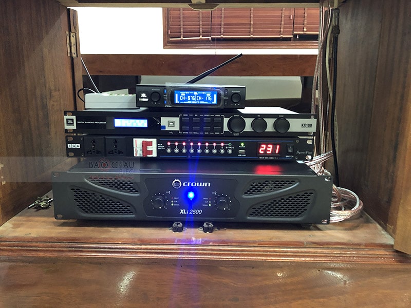 Cục đẩy Crown XLi2500 kết hợp với vang số JBL KX180 có nhiệm vụ xử lý và khuếch đại âm thanh ra loa