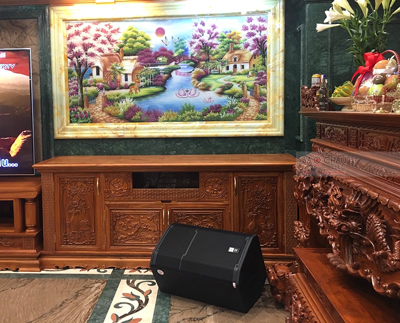 Cấu trúc 2 loa, 2 đường tiếng cho âm bass trầm, chắc, âm treble được cao, sáng. Trang bị mức công suất 1200W giúp tái tạo âm thanh sôi động, bùng nổ, loa mở âm lượng cao nhưng không hề xảy ra hiện tiệng móp hay méo tiếng