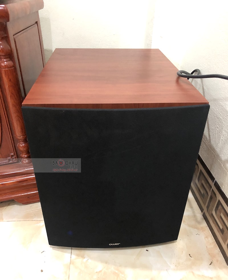 Sub điện Jamo J12 sử dụng củ bass 30cm, mạch Class D cho công suất 200/ 400W, đóng vai trò bổ sung âm trầm ở dải tần thấp, giúp bộ dàn sử dụng giải trí karaoke và nghe nhạc mạnh mẽ và sống động hơn