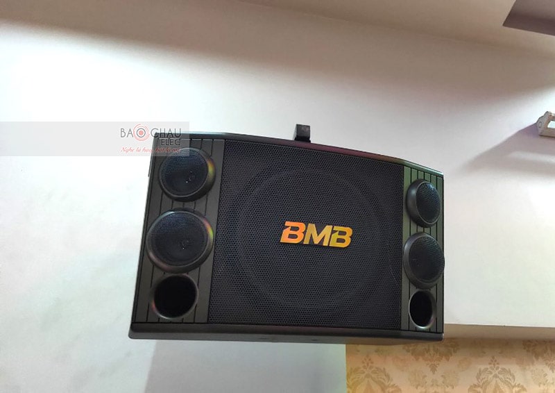 BMB CSD2000(SE) là hệ thống 3 đường tiếng, cấu tạo gồm 1 loa bass 30cm, 2 loa treble 8cm và 2 loa mid 8cm. Hoạt động ở mức công suất 500/ 1200W, cho âm thanh sống động, mạnh mẽ