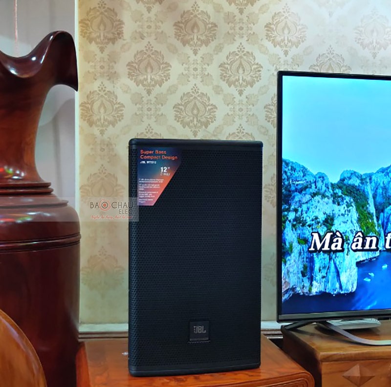 Loa karaoke JBL MTS12 được thiết kế với kiểu dáng đứng, chắc chắn tạo cho người nhìn cảm giác mạnh mẽ, cứng cáp