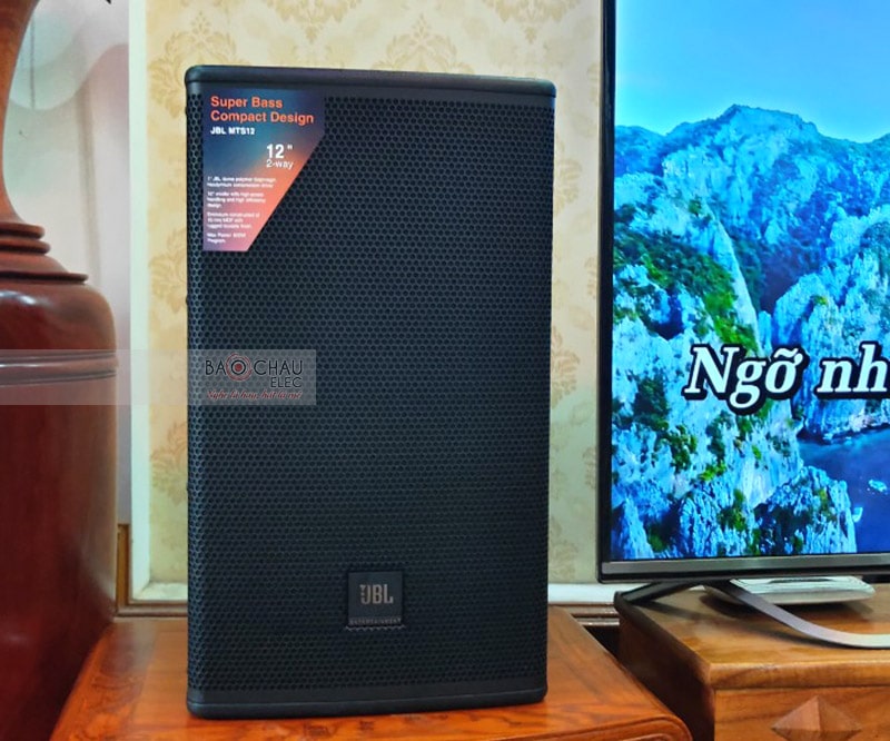 Loa full 2 đường tiếng, sử dụng 1 loa bass 30cm kết hợp cùng 1 loa treble JBL 2414H-C 2.5cm, công suất 400/ 1600W phủ âm dày và đều khắp phòng