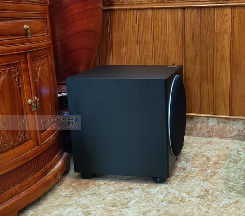 Loa sub điện Paramax SUB1000 new trang bị củ bass 30cm, mạch khuếch đại Class D công suất 500W, đáp ứng tốt nhu cầu hát karaoke nghe nhạc, xem phim trong diện tích khoảng 20 - 30m2