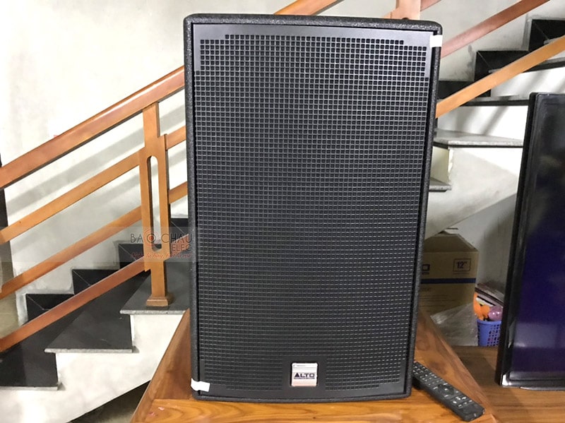 Dòng loa full 2 đường tiếng, trang bị bass 30cm, hoạt động ở mức công suất 400/800W nên phù hợp cho phòng hát diện tích khoảng 20 - 30m2