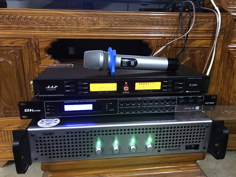 Cục đẩy SAE TX650Q kết hợp với vang số chỉnh cơ BKSound DSP-9000 đóng vai trò khuếch đại và xử lý âm thanh ra loa