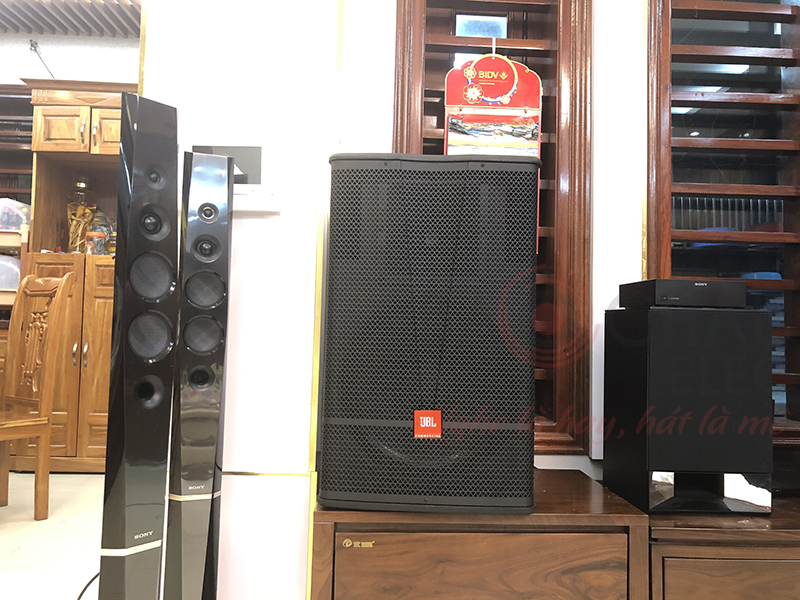 Là mẫu loa karaoke công suất lớn mới được hãng JBL tung ra thị trường thời gian gần đây, JBL CV1570 đáp ứng tối đa nhu cầu hát karaoke, nghe nhạc