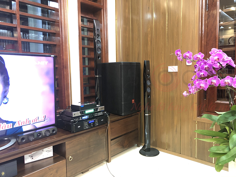 Loa karaoke JBL CV1570 mang kiểu dáng đứng, toàn bộ bề mặt phủ tone màu đen tuyền sang trọng nên dễ dàng hòa hợp vào mọi phong cách nội thất từ hiện đại cho đến cổ điển