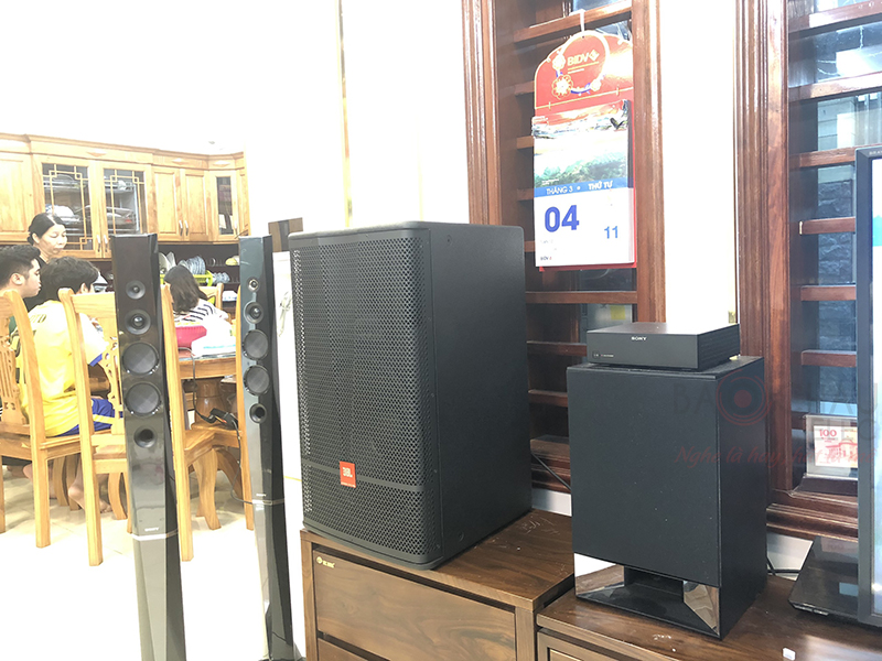 Hệ thống loa toàn dải 2 đường tiếng, cấu tạo gồm 1 loa bass 40cm kết hợp cùng 1 loa treble màng polymer 2414H-C 2.5cm, hoạt động ở mức công suất 350/ 700W cho âm thanh mạnh mẽ, chân thực