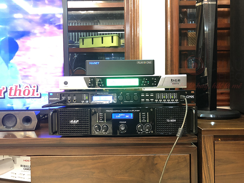 Giữ nhiệm vụ xử lý và khuếch đại tín hiệu âm thanh ra loa cho dàn karaoke này là sự kết hợp hoàn hảo giữa cục đẩy 4 kênh AAP TD8004 với vang số DMX-Dk 6000 Pro