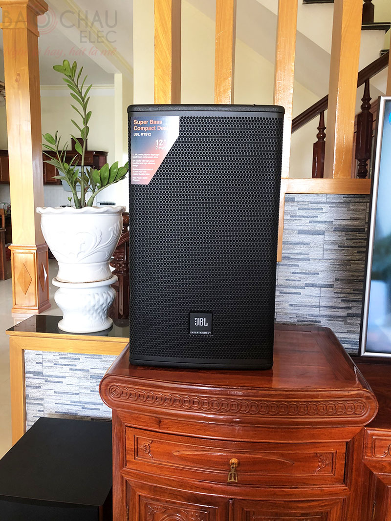 Loa karaoke JBL MTS10 thương hiệu Hoa Kỳ, được trau chuốt về thiết kế với những đường nét chắc chắn, tính thẩm mỹ cao gây ấn tượng mạnh với người dùng