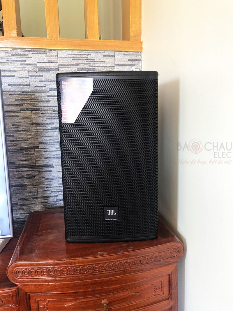 Loa toàn dải 2 đường tiếng, cấu tạo từ 2 củ loa, gồm 1 củ bass 30cm và 1 củ treble 2.5cm, hoạt động ở mức công suất 400/ 1600W cho âm thanh ở mức âm lượng cao mà không lo méo hay vỡ tiếng