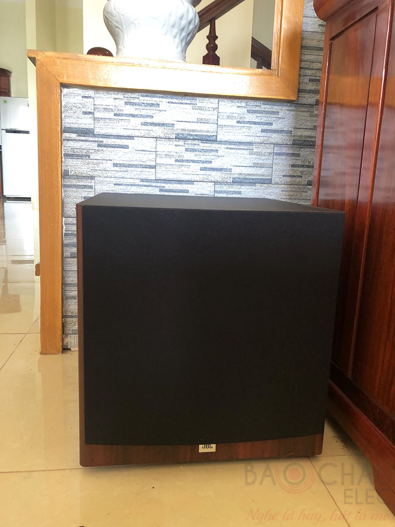 Sub điện JBL STAGE A120P được trang bị củ bass 30cm, mạch khuếch đại Class D với công suất 200/ 400W, âm trầm đầu ra sâu chắc, uy lực