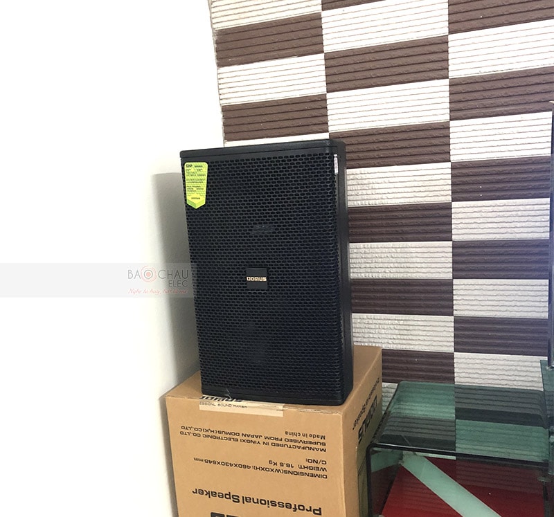 Loa Domus DP6120 mang trong mình một thiết kế tinh tế, sang trọng, kiểu dáng hình trụ đa giác chắc chắn, bề mặt phủ tone màu đen sần nên dễ dàng hòa hợp vào mọi phong cách nội thất