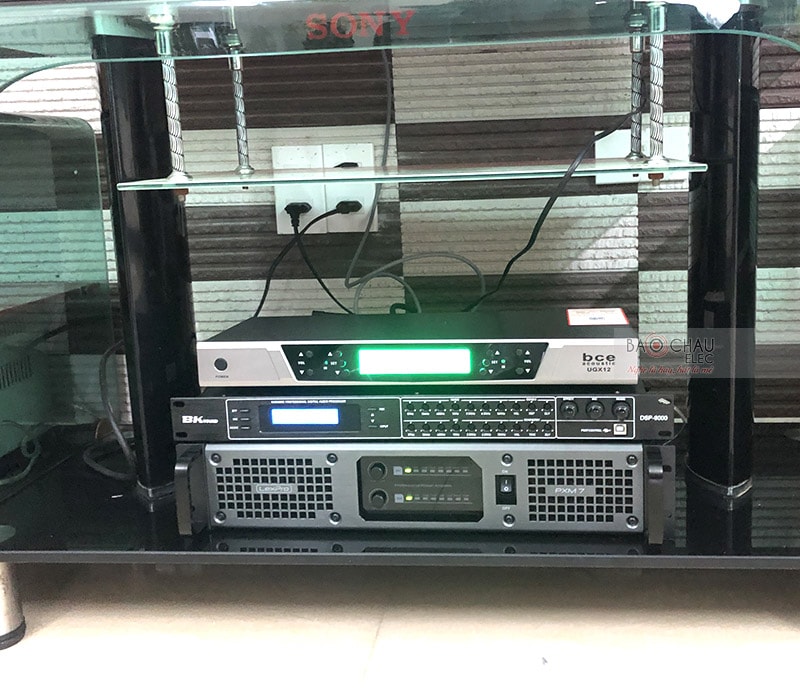 Cục đẩy 2 kênh SAE Lexpro PXM7 kết hợp cùng vang số chỉnh cơ BK sound DSP9000 đóng vai trò khuếch đại và xử lý âm thanh ra loa cực hay, hạn chế tối đa tình trạng méo, vỡ tiếng, chống hú rít cực tốt