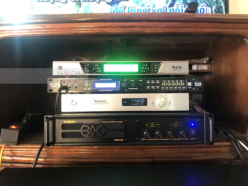 Cục đẩy 4 kênh BIK VM840A giữ nhiệm vụ kéo cặp loa karaoke và chiếc sub hơi bass đôi, còn vang số BCE DP 9200+ đóng vai trò chống hú rít và xử lý âm thanh ra loa hay nhất cho bộ dàn