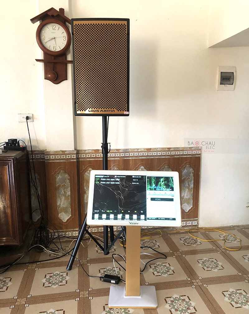Màn hình Việt KTV 22 inch là dòng sản phẩm màn hình cảm ứng điện dung cao cấp được thiết kế khá đơn giản và tinh tế