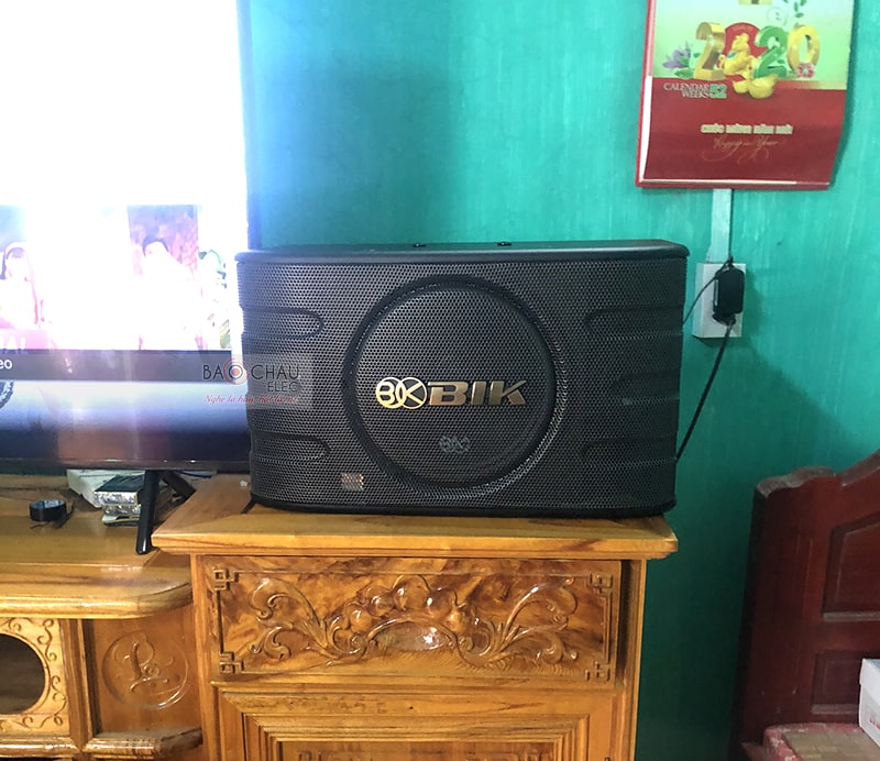 Cấu trúc 2 loa, 2 đường tiếng với 1 củ bass 25 cm và 2 củ treble 7.7cm cho âm thanh tái tạo đầy đủ, chuẩn xác mọi âm vực. Loa karaoke BIK BJ-S668 hoạt động ở mức công suất trung bình 150W và cực đại đạt 450W cho âm thanh mạnh mẽ, bùng nổ