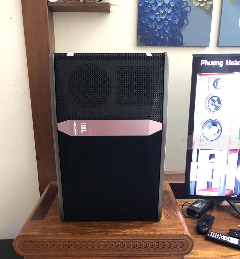 Loa karaoke JBL Ki512 sở hữu thiết kế vô cùng ấn tượng cùng những công nghệ âm thanh hàng đầu, xứng đáng góp mặt trong mọi dàn karaoke chuyên nghiệp