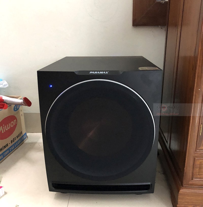 Sub điện Paramax 2000 New sử dụng 1 củ bass 30cm, hoạt động ở mức công suất 600W, đáp ứng dải tần 24Hz - 125Hz cho âm trầm sâu chắc, uy lực